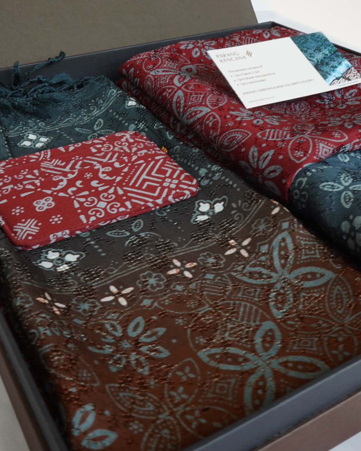 Christmas Hampers B (Red + Grey Gradation)